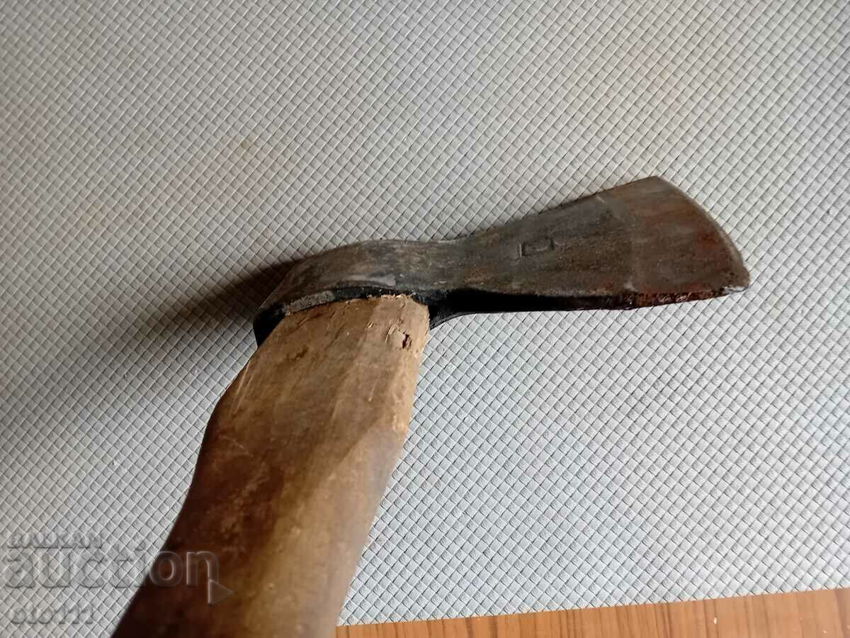OLD LARGE RUSSIAN AX - 6 OLD LARGE RUSSIAN AX - 6