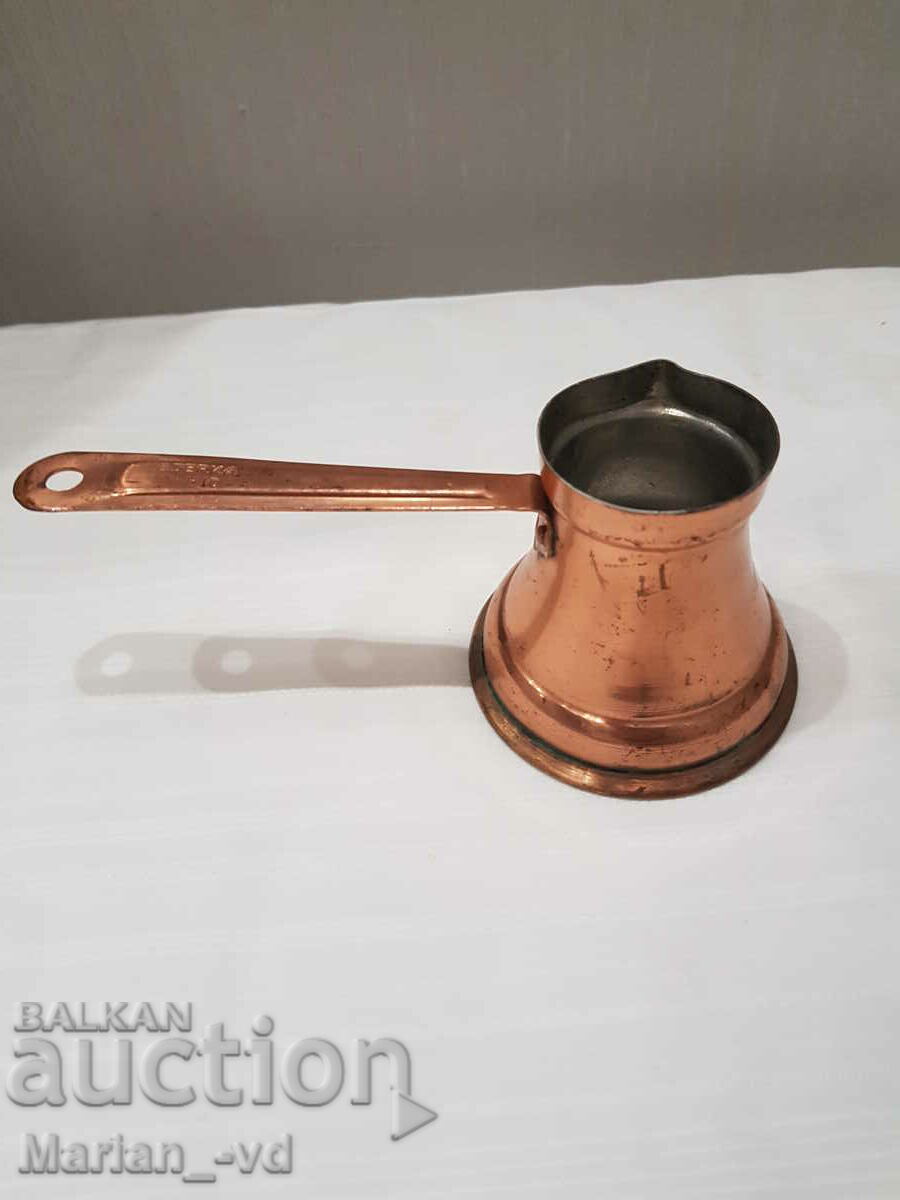 Auction An old small copper kettle Auction An old small copper kettle