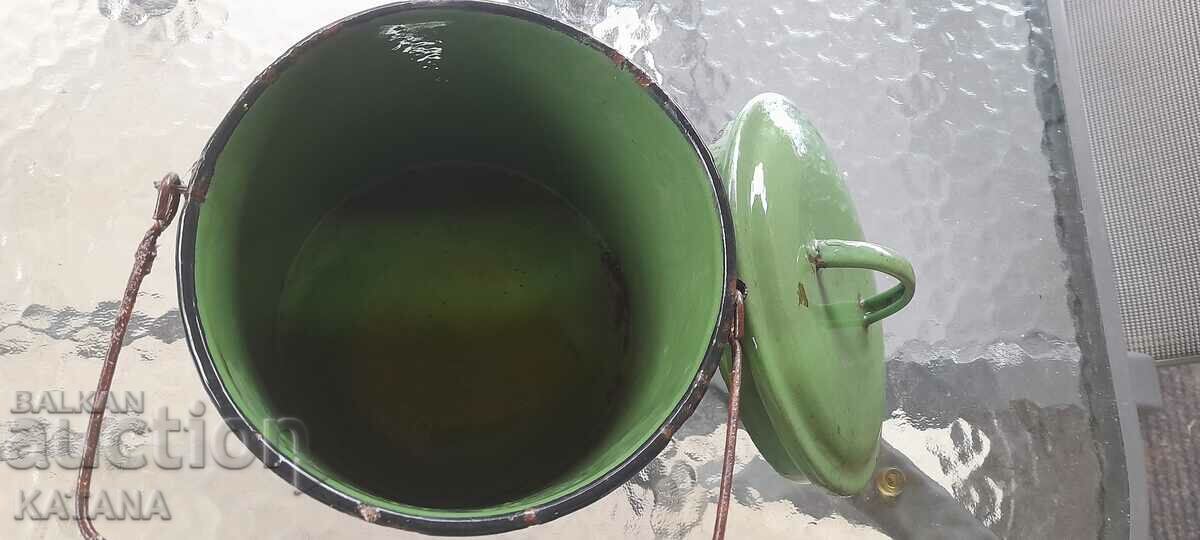 Auction Enamel casserole dish Auction Enamel casserole dish