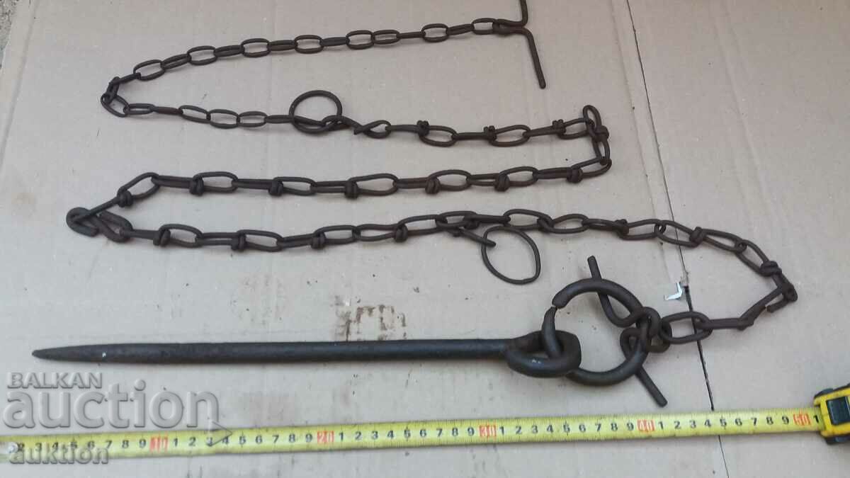OLD SHACK, WEDGE, CHAIN FOR ANIMALS - 5 OLD SHACK, WEDGE, CHAIN FOR ANIMALS - 5