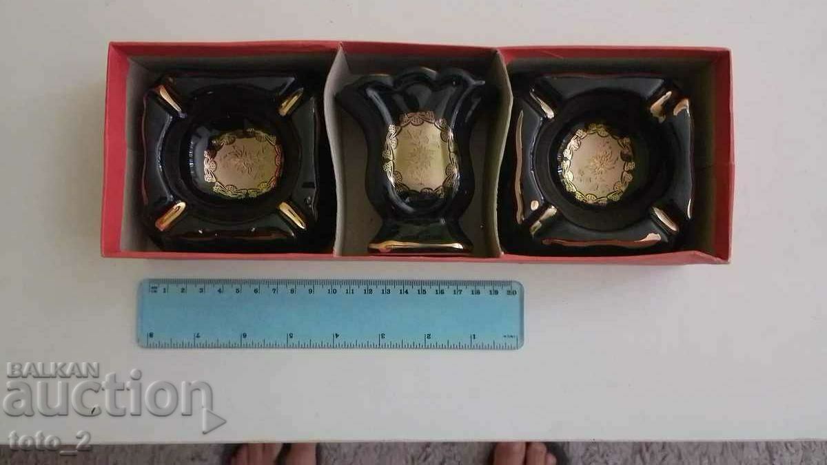 SET OF 2 PORCELAIN ASHTRAYS + VASE (set)