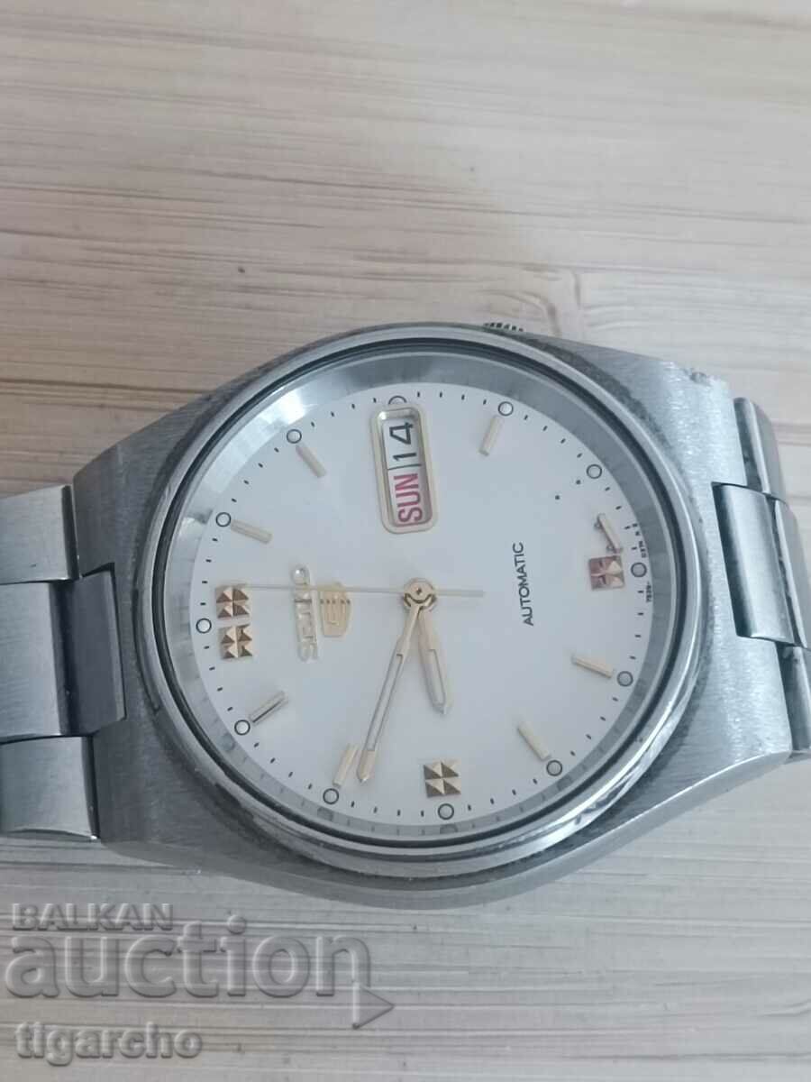 Часовник Seiko 5 с цена 120.00 лв. | € 61.36 Часовник Seiko 5 с цена 120.00 лв. | € 61.36