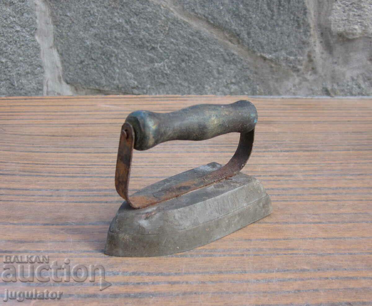 Kingdom of Bulgaria old small tourist iron with price 30.00 BGN | € 15.34 Kingdom of Bulgaria old small tourist iron with price 30.00 BGN | € 15.34