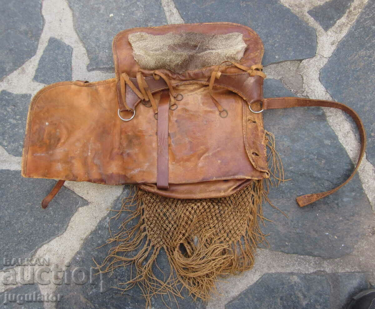 Delivery of 1895 hunting leather backpack with cartridge case for rifle Delivery of 1895 hunting leather backpack with cartridge case for rifle