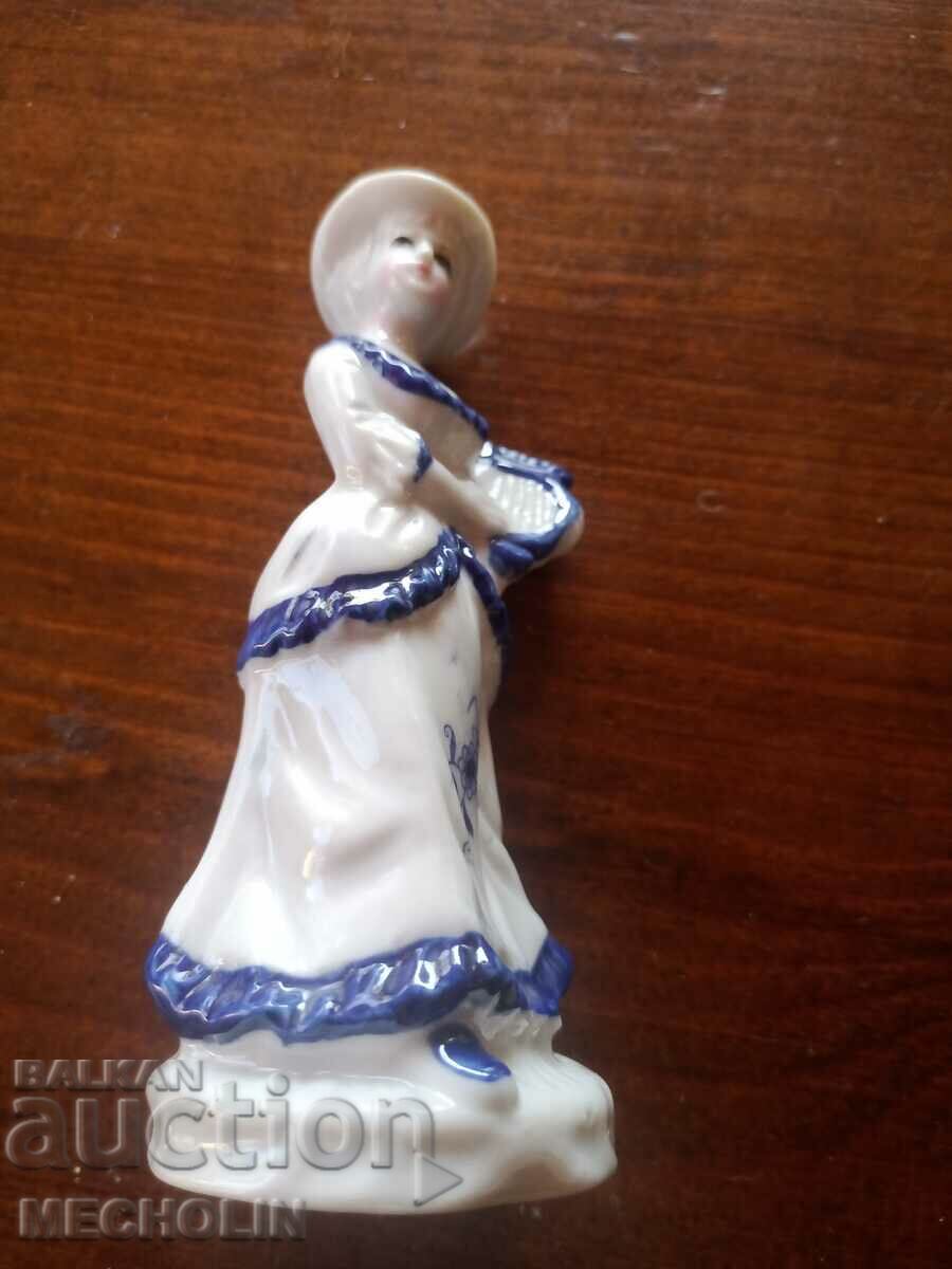 Delivery of COLLECTIBLE old porcelain figurine 4