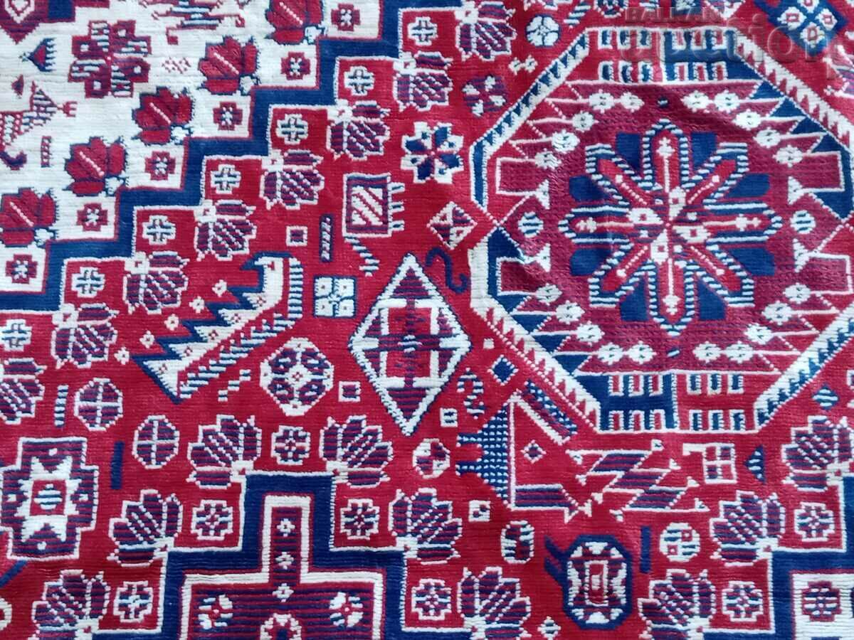 Auction retro vintage RUG RUG WALL with fringe pattern Auction retro vintage RUG RUG WALL with fringe pattern