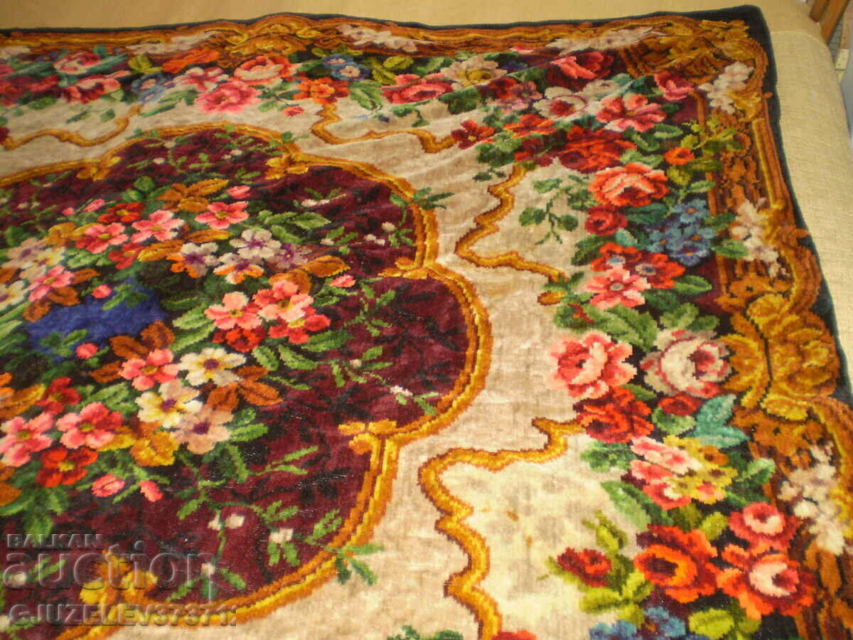 Auction  A 19th century multicolored woolen tablecloth. A rare find