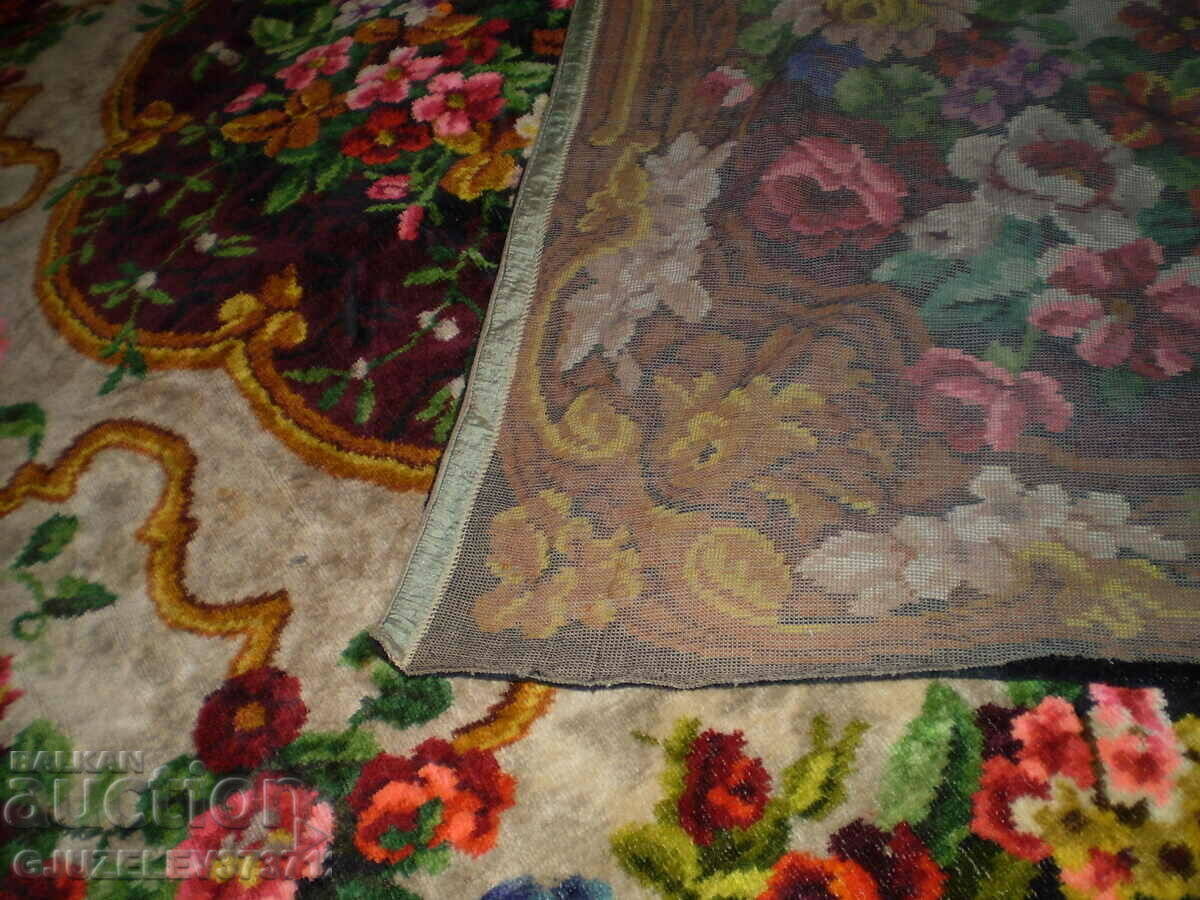 Delivery of A 19th century multicolored woolen tablecloth. A rare find