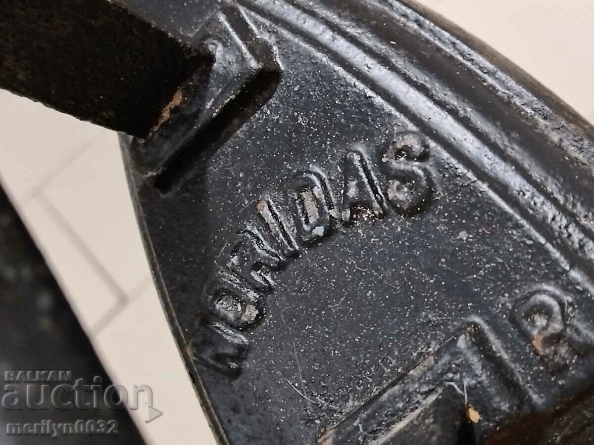 Auction Hot iron Auction Hot iron