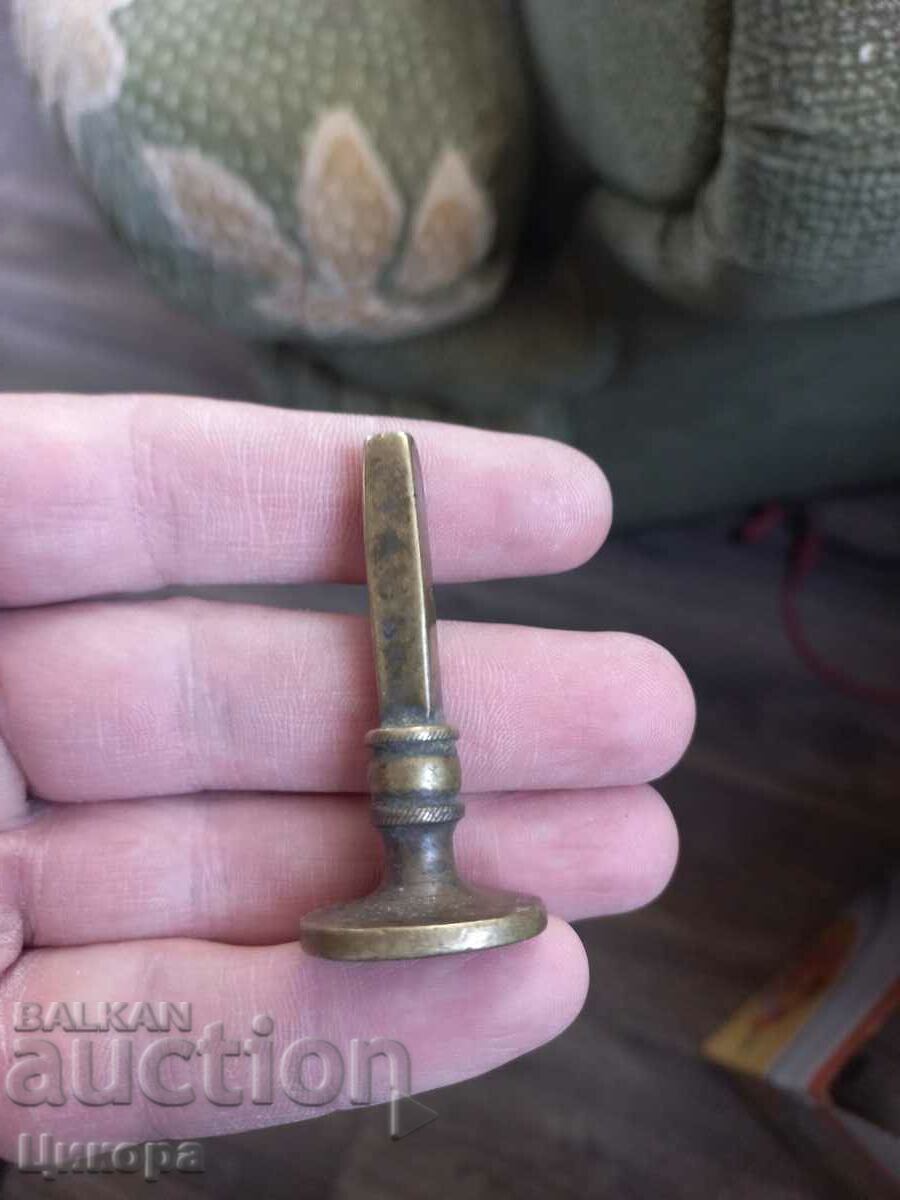 SIGIL REGAL DE BRONZ VECHI cu preț 299.00 BGN | € 152.88 SIGIL REGAL DE BRONZ VECHI cu preț 299.00 BGN | € 152.88