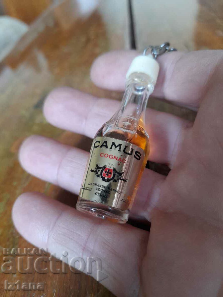 Παλιό μπρελόκ με κονιάκ Camus με τιμή 27.00 BGN | € 13.80