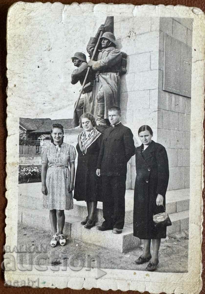 Velingrad în fața Memorialului de război