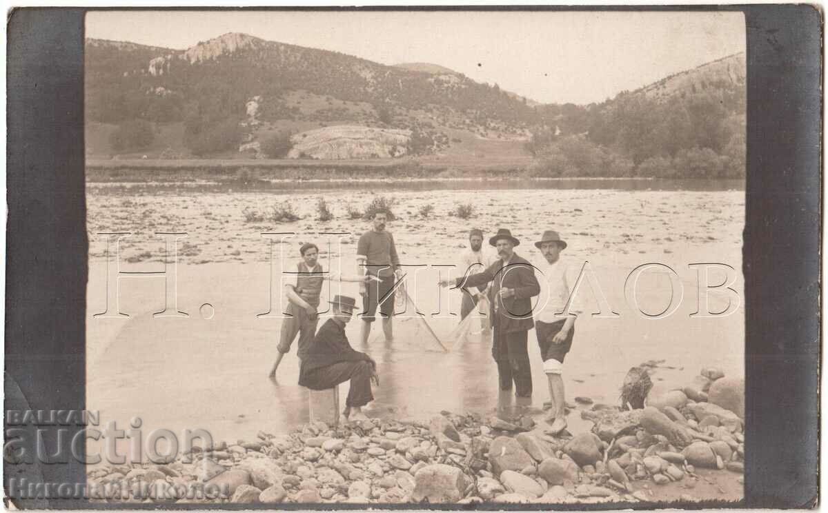 OLD PHOTO FISHERMEN SPRAYING THE NET IN THE RIVER D089