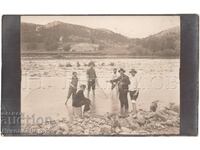 OLD PHOTO FISHERMEN SPRAYING THE NET IN THE RIVER D089