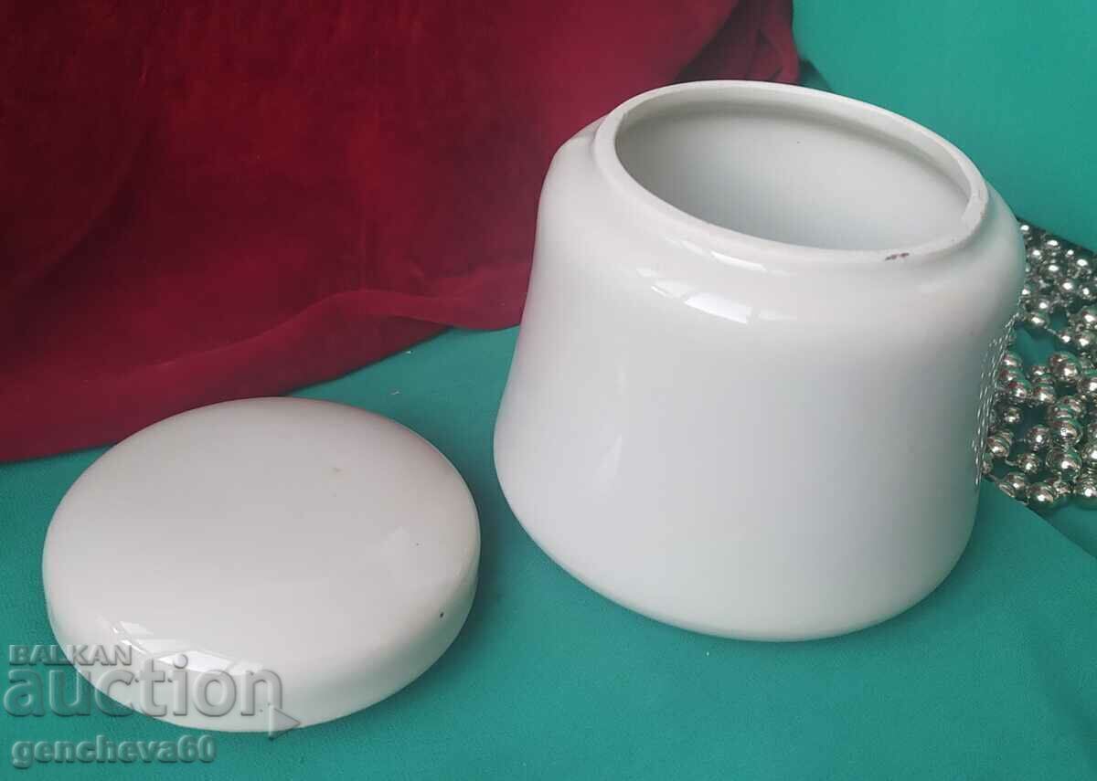 Auction Old porcelain spice jar/Stefan Yrdanov Auction Old porcelain spice jar/Stefan Yrdanov