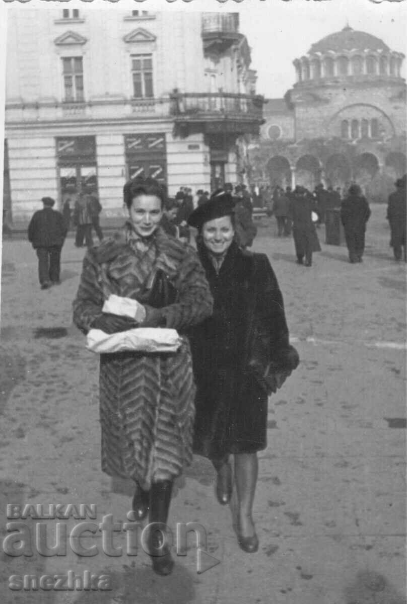 Foto Sofia, 1941, pe fundal biserica „Sf. Nedelya”