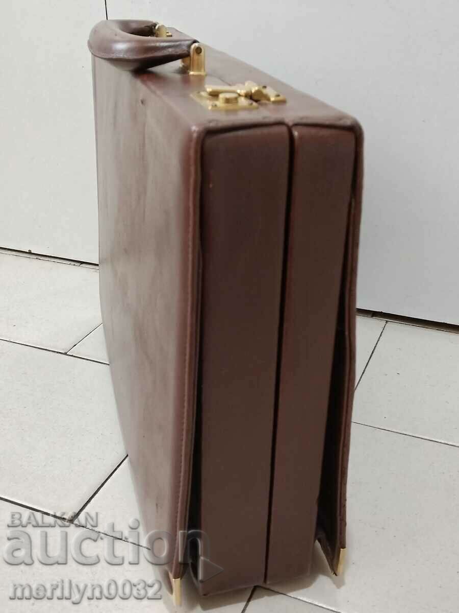 Βραβευμένος χαρτοφύλακας της DKMS activist limited series 80s με τιμή 159.90 BGN | € 81.76