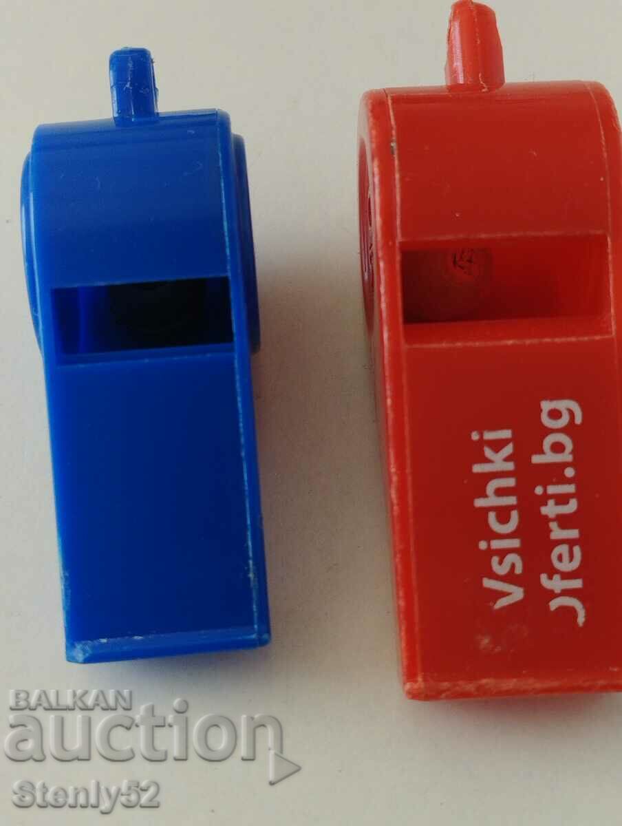 2 plastic sports whistles