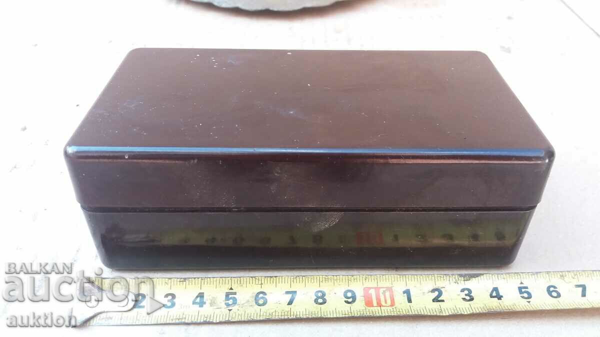 Аукцион ОТЛИЧНА БАКЕЛИТОВА КУТИЙКА ОТ ШЕВНА МАШИНА Аукцион ОТЛИЧНА БАКЕЛИТОВА КУТИЙКА ОТ ШЕВНА МАШИНА