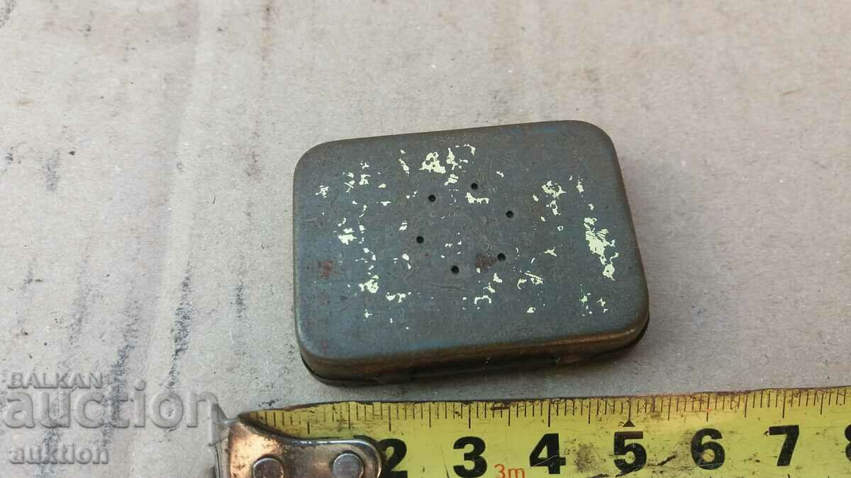 Auction OLD METAL BOX WITH GRAMOPHONE NEEDLES Auction OLD METAL BOX WITH GRAMOPHONE NEEDLES