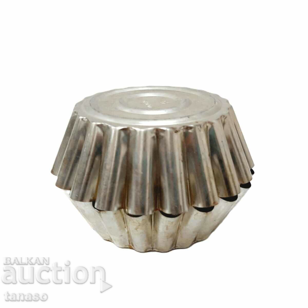 Auction Two old tin cake tins(4.3) Auction Two old tin cake tins(4.3)