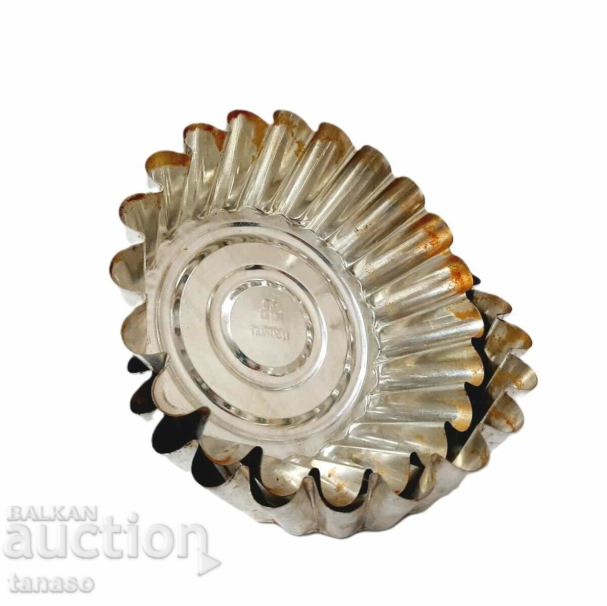 Delivery of Two old tin cake tins(4.3) Delivery of Two old tin cake tins(4.3)