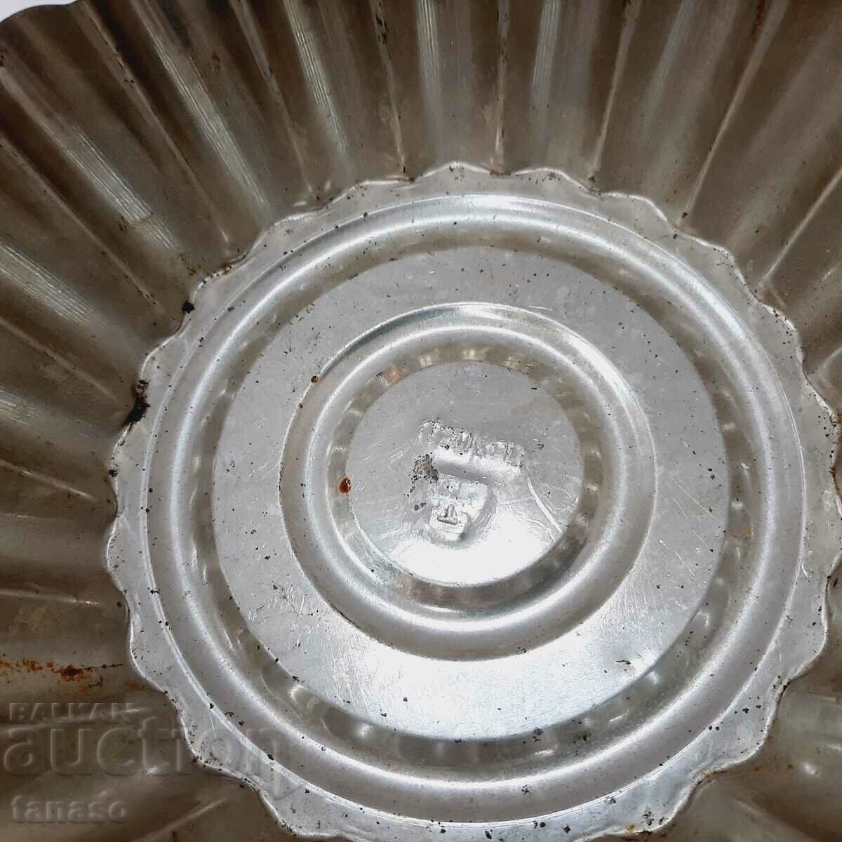 Two old tin cake tins(4.3) - 5 Two old tin cake tins(4.3) - 5