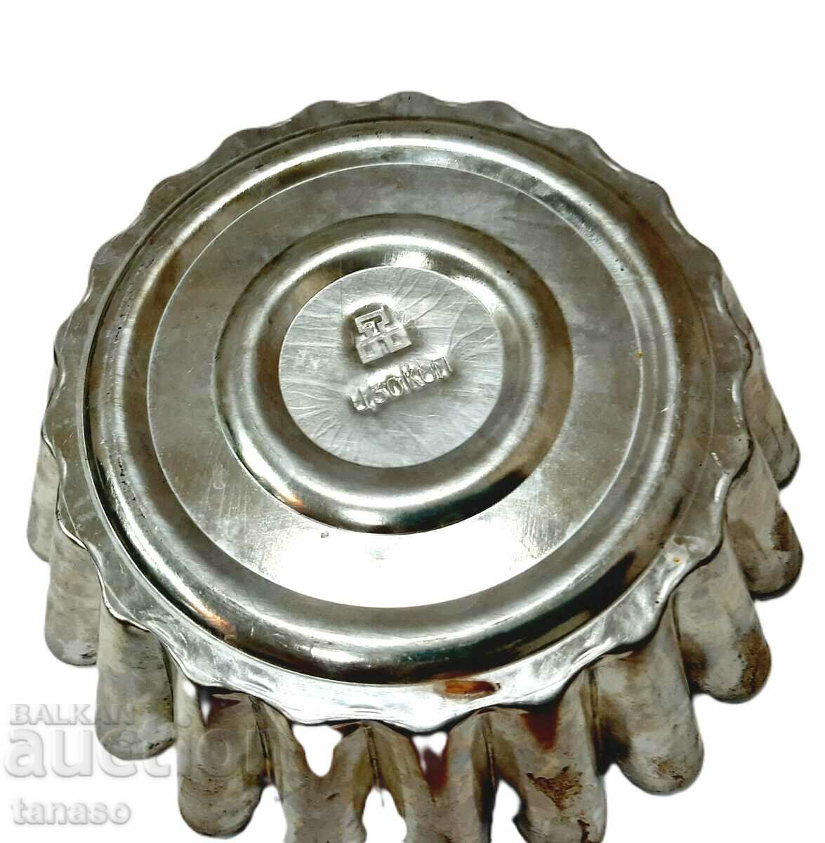 Two old tin cake tins(4.3) - 6 Two old tin cake tins(4.3) - 6