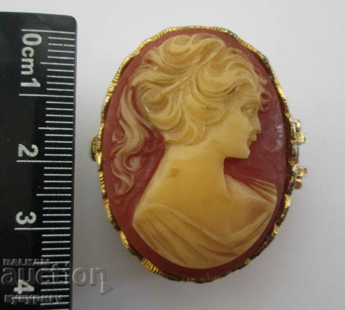 Old small box with a cameo on the lid with price 20.00 BGN | € 10.23