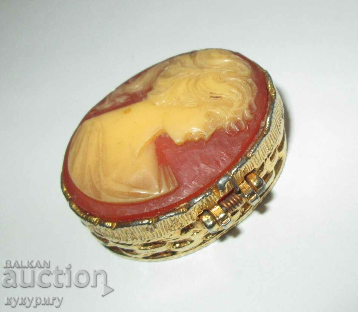 Delivery of Old small box with a cameo on the lid