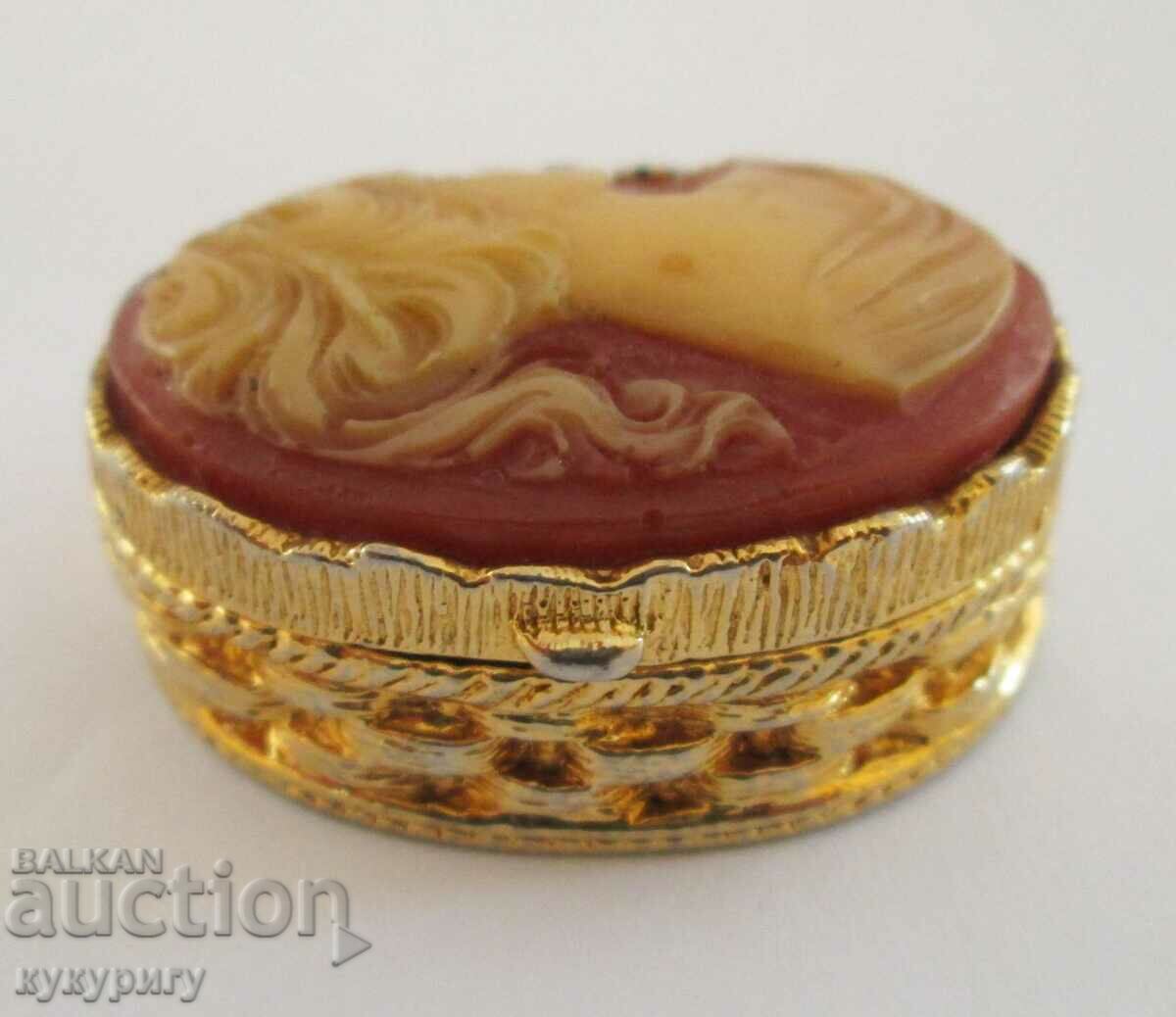 Old small box with a cameo on the lid - 5