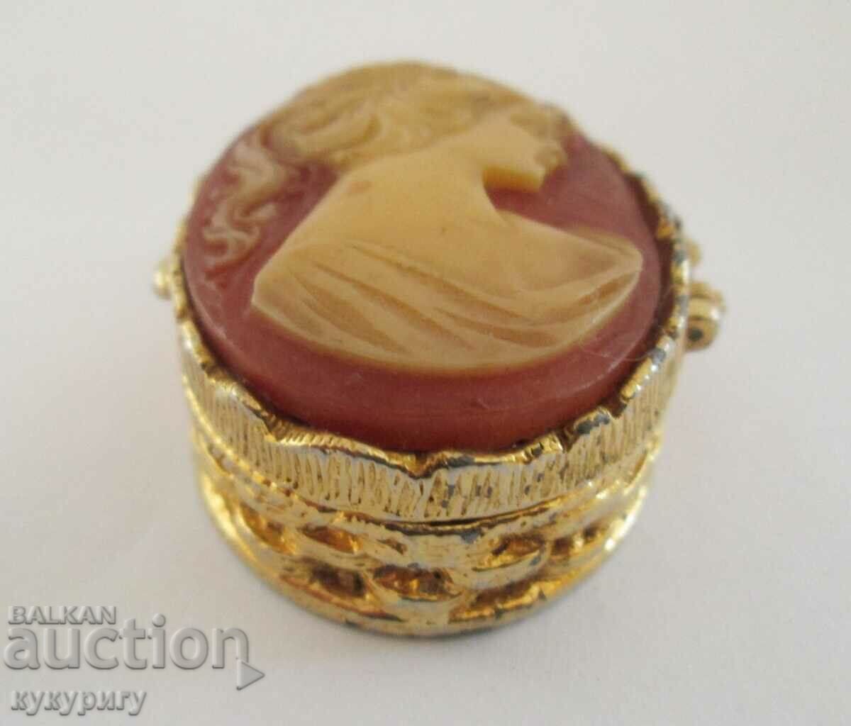 Old small box with a cameo on the lid - 6