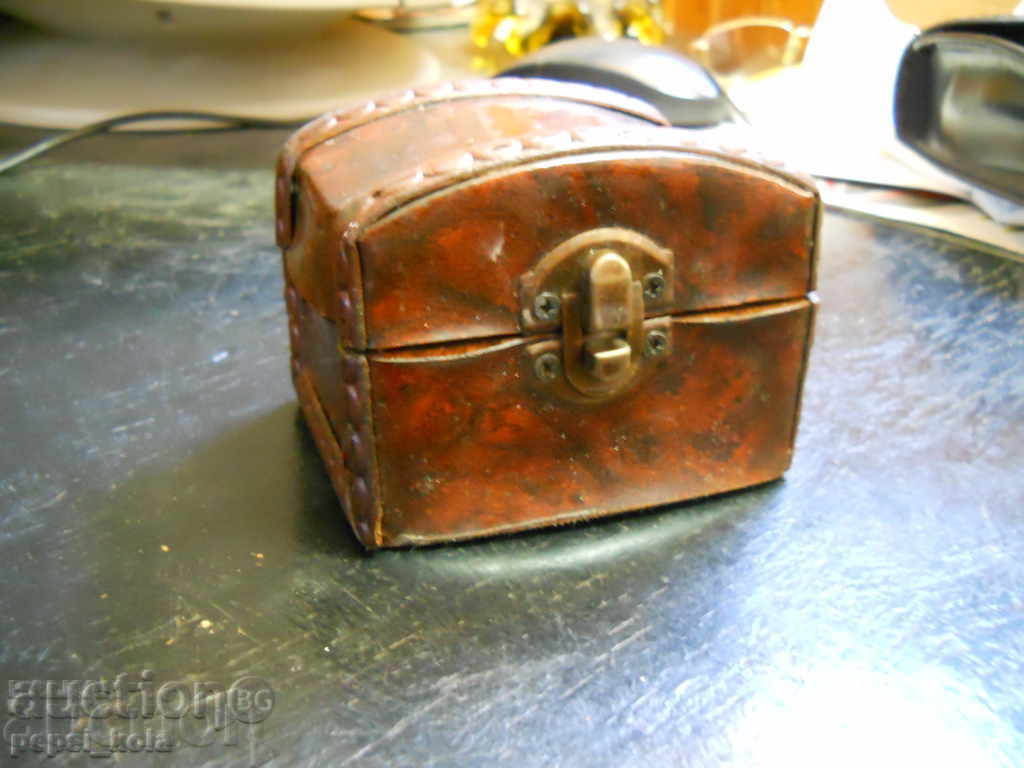 wooden jewelry box with leather lining