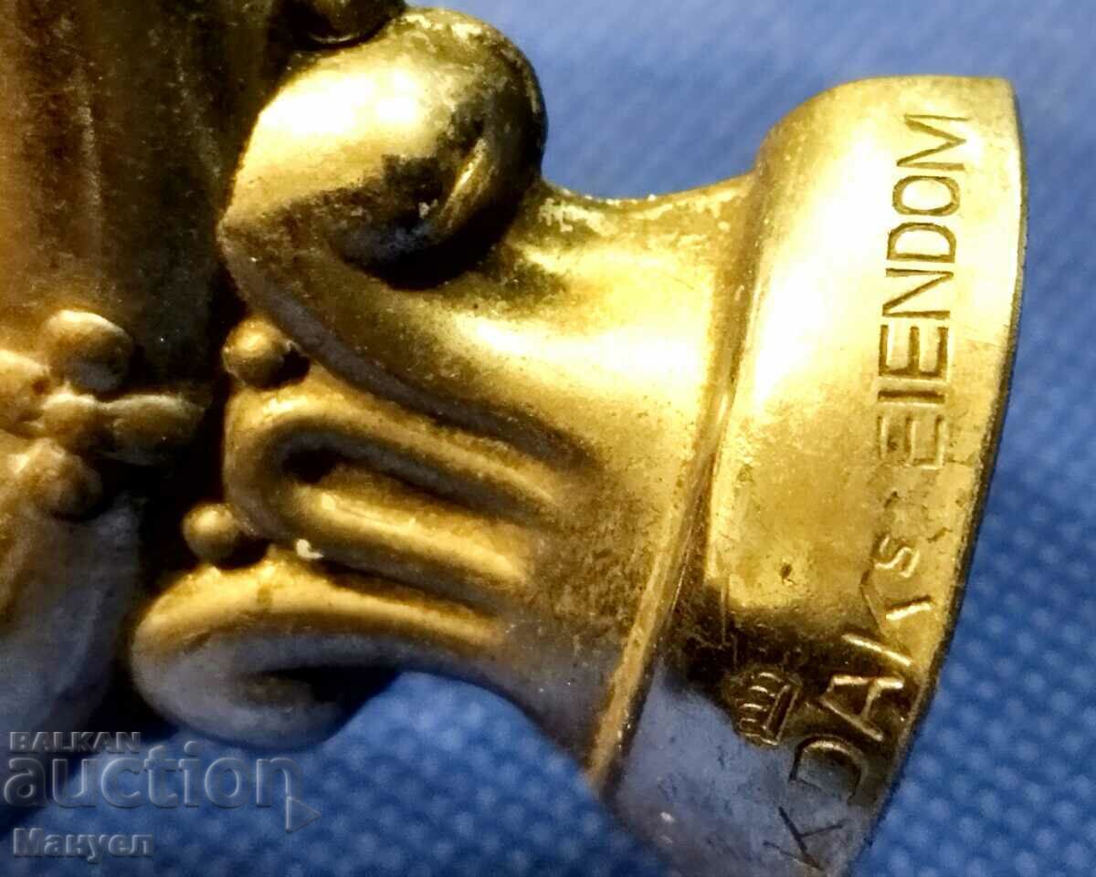 Delivery of Emblem of the Royal Danish Automobile Club. Delivery of Emblem of the Royal Danish Automobile Club.