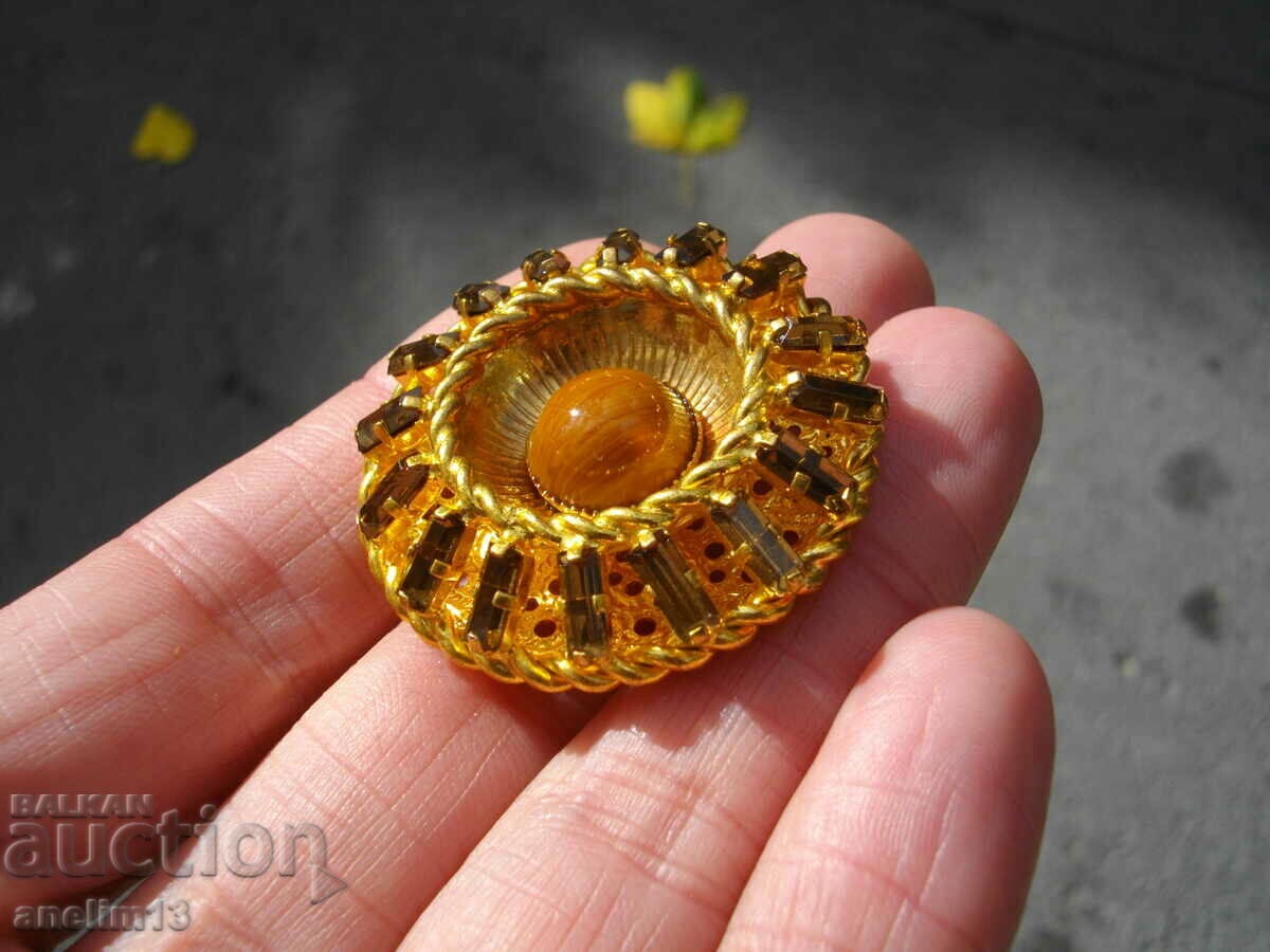 O broșă veche aurită cu preț 35.00 BGN | € 17.90
