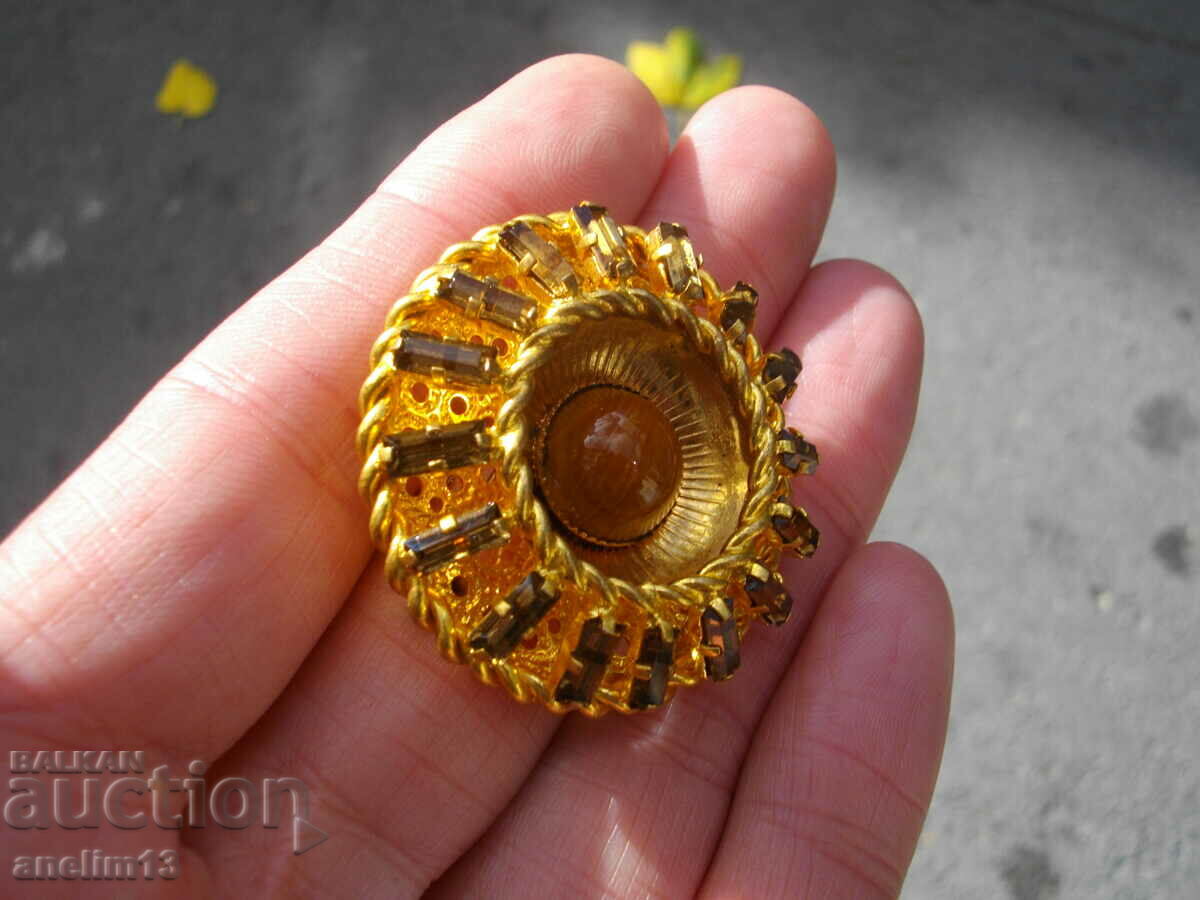 Licitație O broșă veche aurită