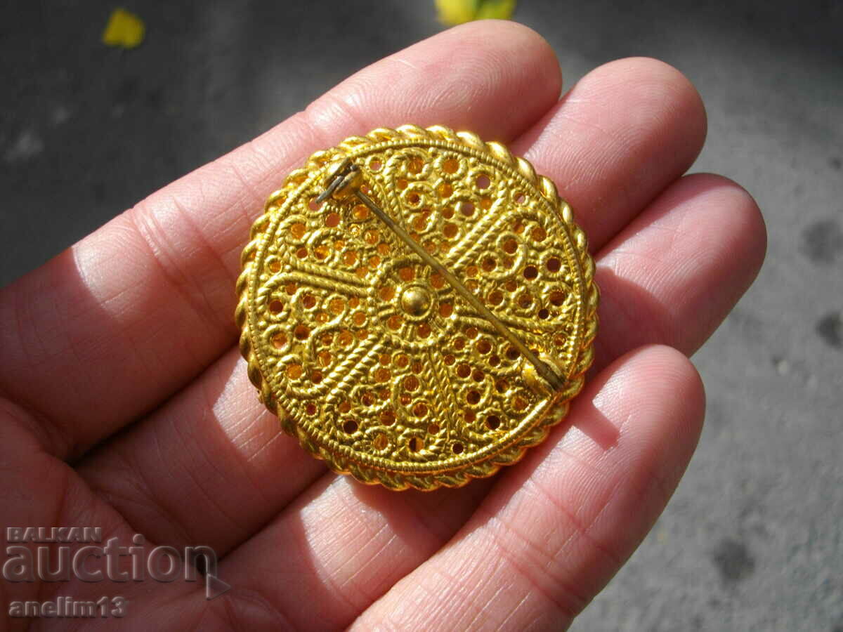 O broșă veche aurită - 7