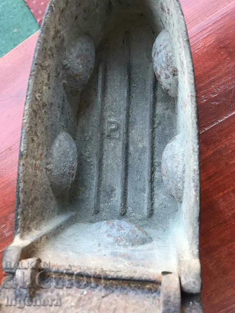 IRON OLD CAST IRON - 6 IRON OLD CAST IRON - 6