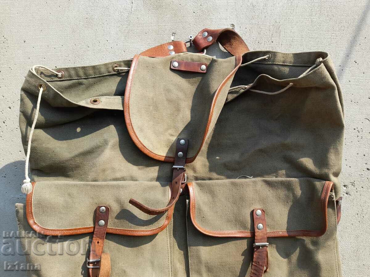 Rucsac vechi din pânză cu preț 65.00 BGN | € 33.23 Rucsac vechi din pânză cu preț 65.00 BGN | € 33.23