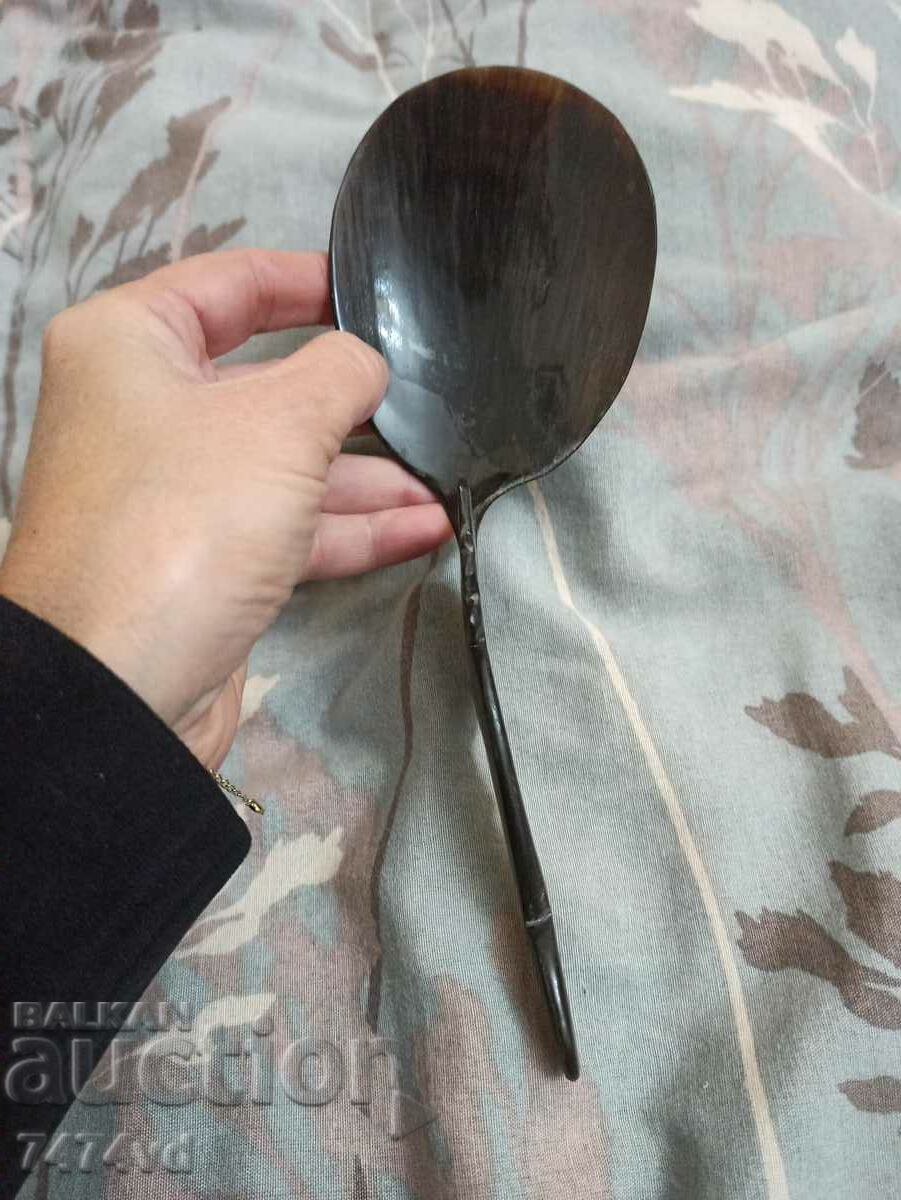 Auction  A large spoon carved from a whole buffalo horn with a dragon