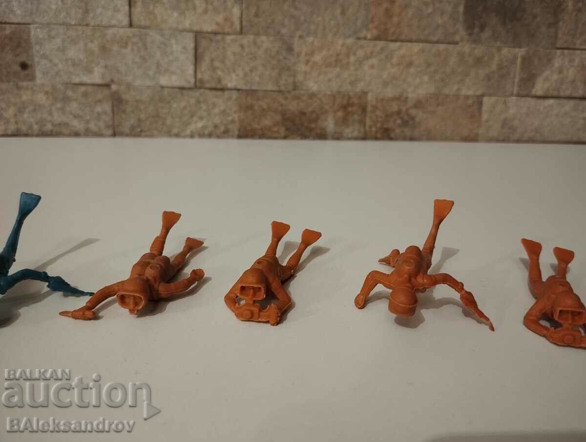 Auction  Lot of divers