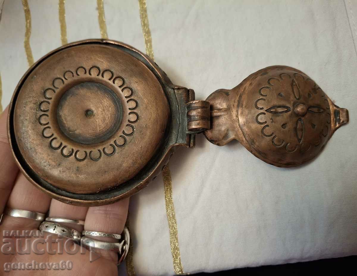 Delivery of Vintage engraved copper ashtray of BGA Balkan