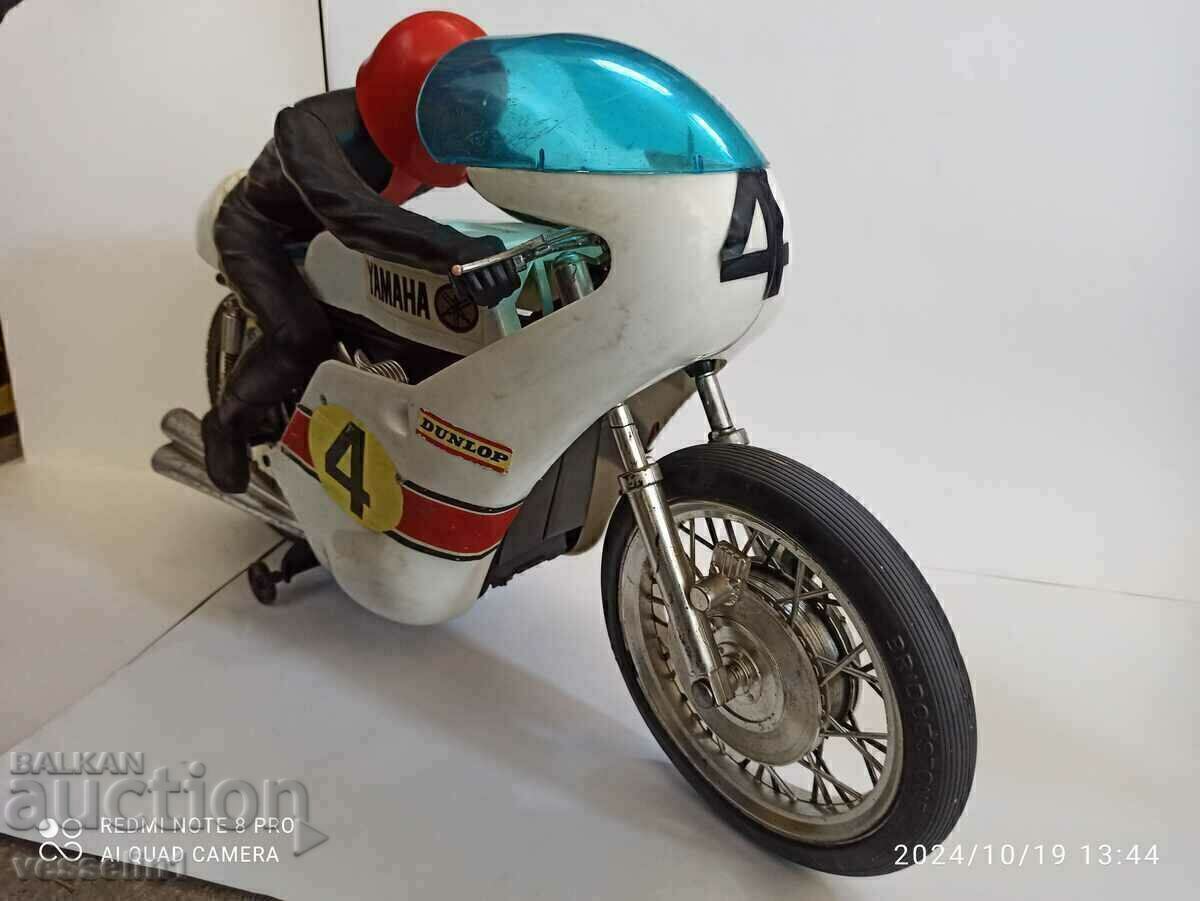 Motocicletă veche de jucărie de la 70 de ani Mașină mare L60cmH37cmW17cm cu preț 480.00 BGN | € 245.42 Motocicletă veche de jucărie de la 70 de ani Mașină mare L60cmH37cmW17cm cu preț 480.00 BGN | € 245.42