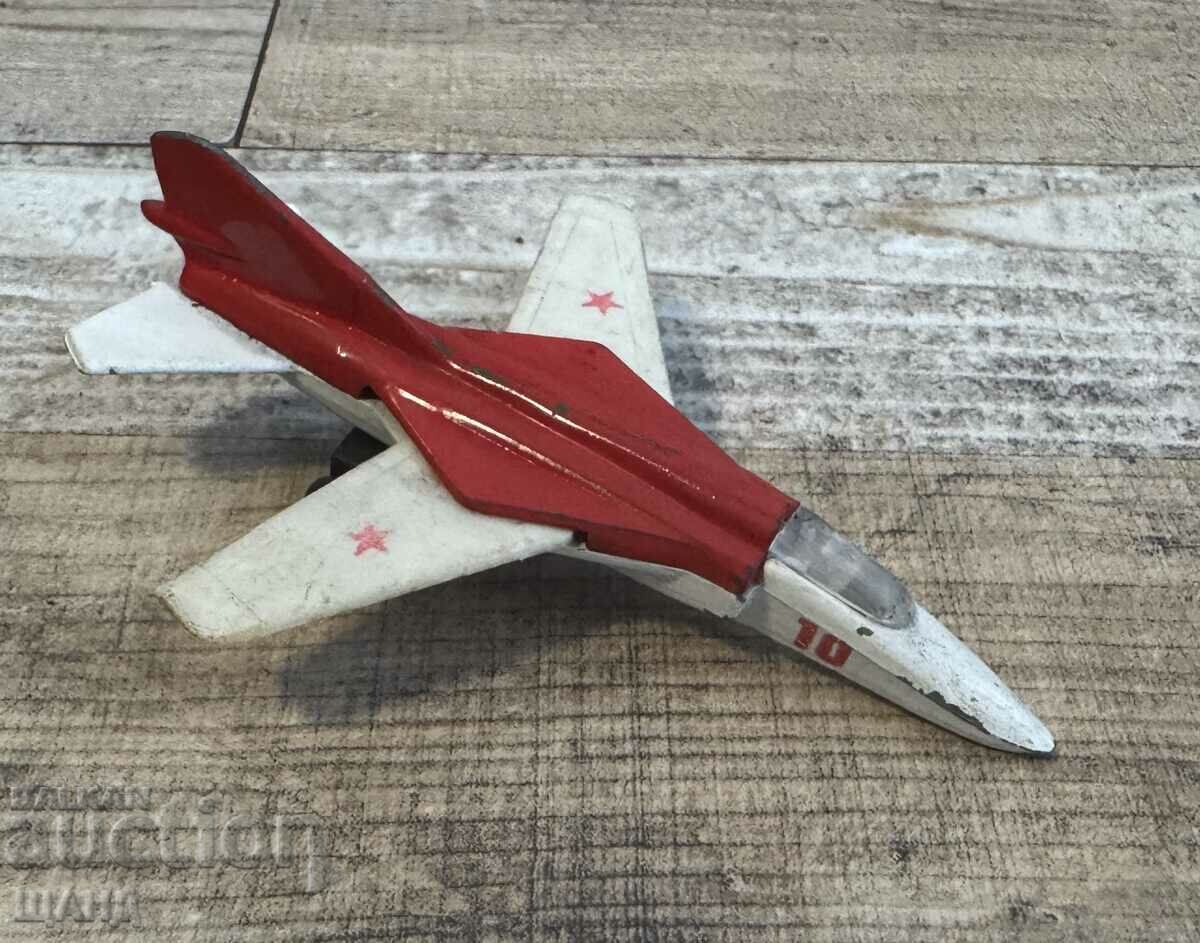 Model vechi de jucărie din metal, avion de luptă