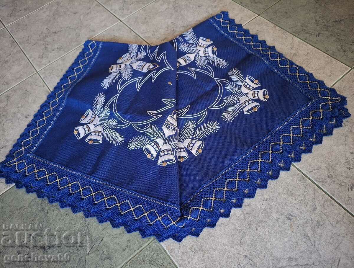 Livrarea Frumoasa fata de masa cu broderie si dantela