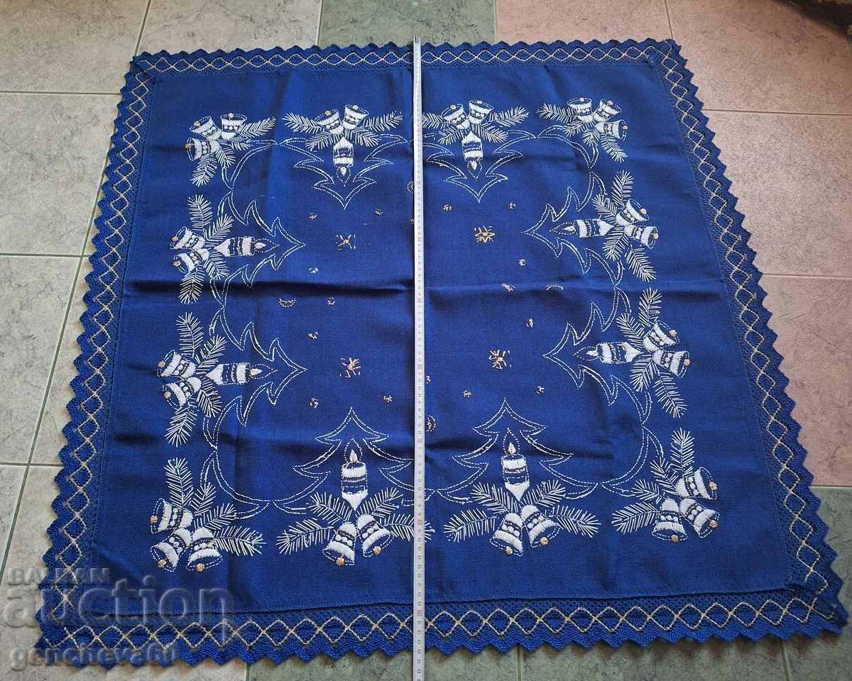 Beautiful Christmas tablecloth with embroidery and lace - 5 Beautiful Christmas tablecloth with embroidery and lace - 5