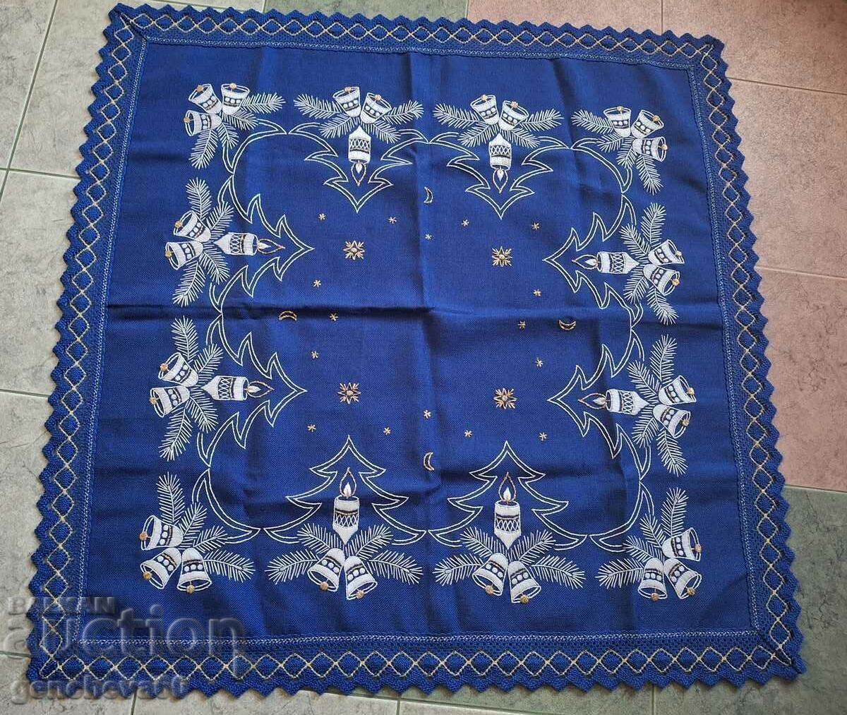 Beautiful Christmas tablecloth with embroidery and lace - 6 Beautiful Christmas tablecloth with embroidery and lace - 6