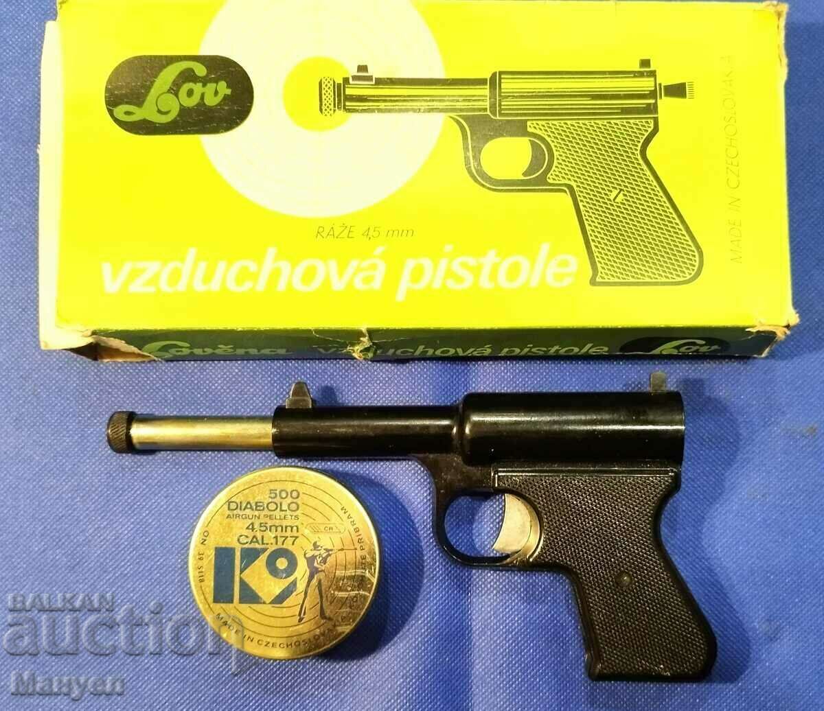 Pistol ceh cu aer comprimat.