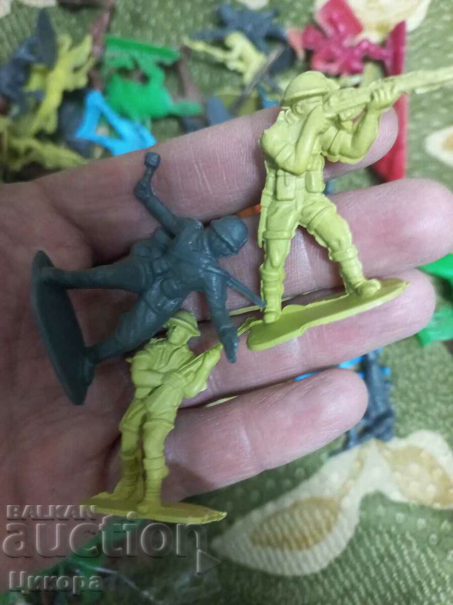 SOLDIERS INDIANS COWBOYS TOYS - 5 SOLDIERS INDIANS COWBOYS TOYS - 5