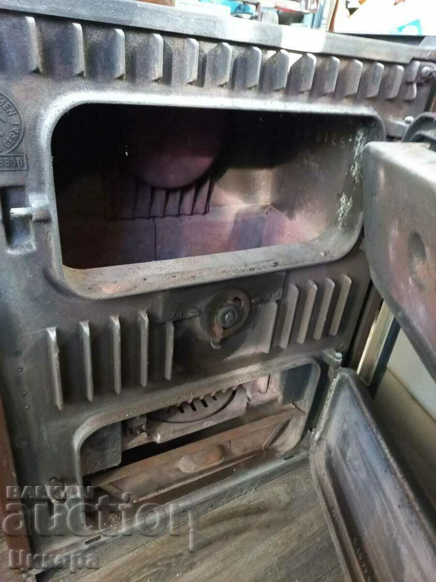 Auction OLD GERMAN CAST IRON SOLID FUEL STOVE Auction OLD GERMAN CAST IRON SOLID FUEL STOVE